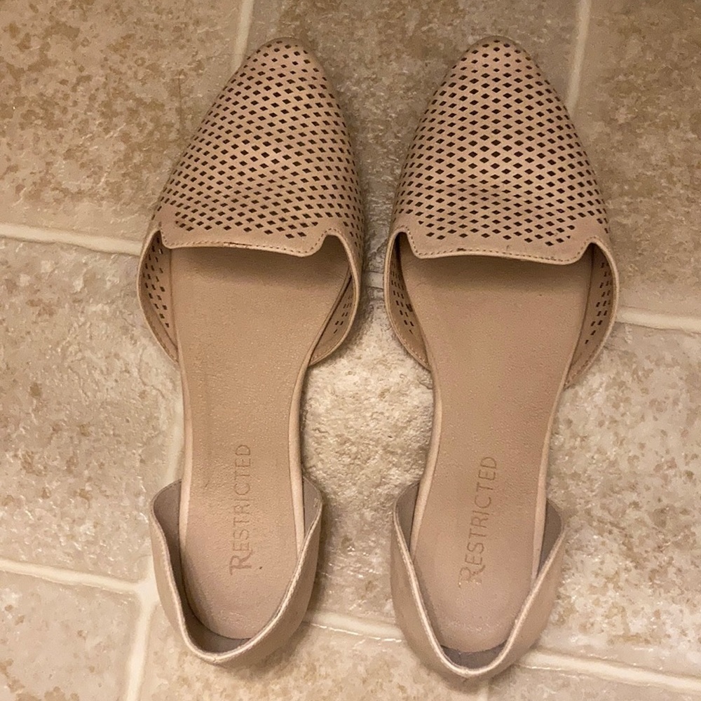Size 8.5 pointed toe flat